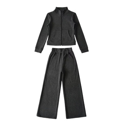 Damen Freizeitanzug mit hochgeschlossenem Kragen und weiten Hosen Stalluxe