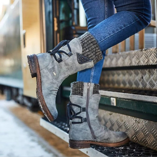 Damen Winterliche Stiefel aus weichem Wildleder mit dekorativem Riemendesign Stalluxe