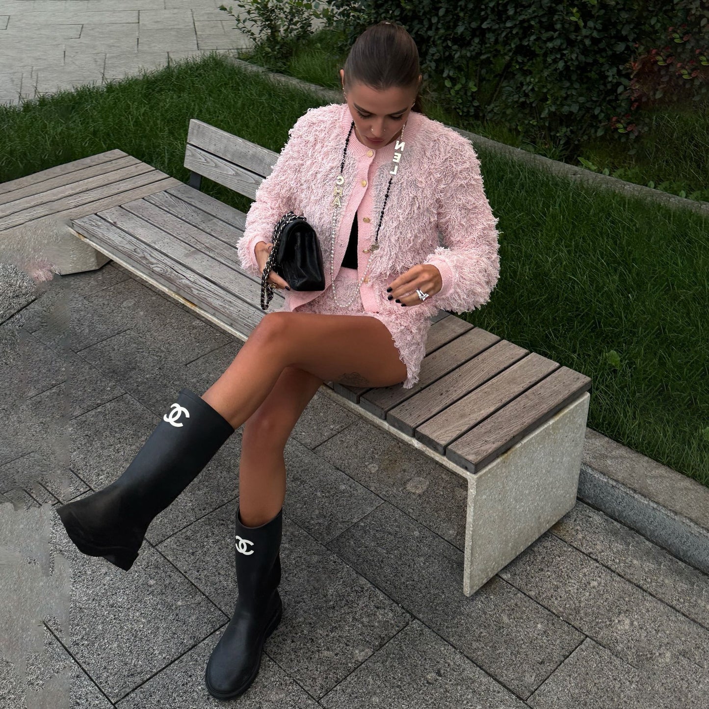 Damen Modisches Strick-Set mit fransigen Details und eleganten Knöpfen Stalluxe