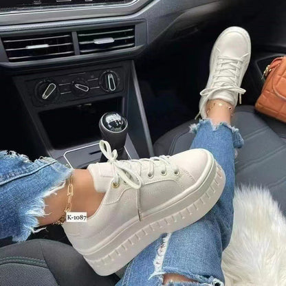 Damen Chunky Sneakers mit hohem Plateau und metallischen Akzenten Stalluxe