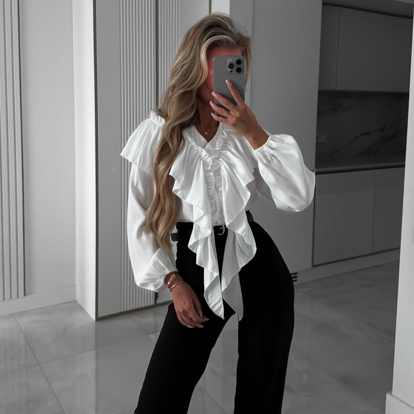 Damen Bluse mit voluminösen Rüschendetails und eleganter Knopfleiste Stalluxe