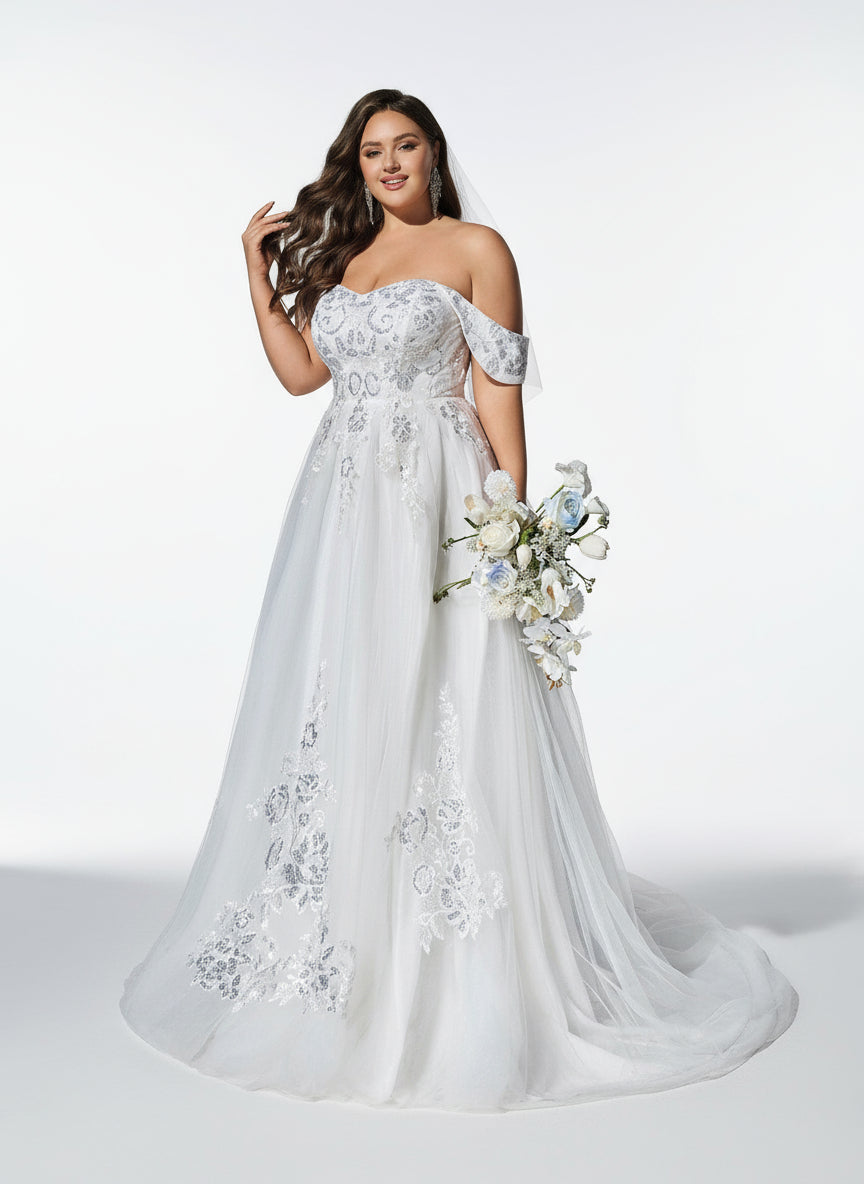 Stalluxe | Elegantes Weißes Trägerloses Brautkleid mit Applikationen in Übergröße