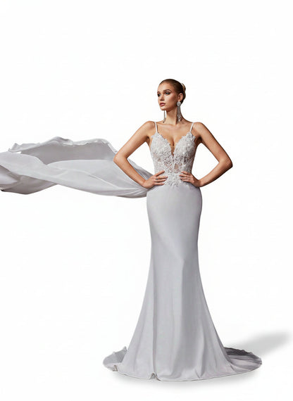 Stalluxe | Anmutiges Weißes Rückenfreies Brautkleid mit Spitzenapplikationen